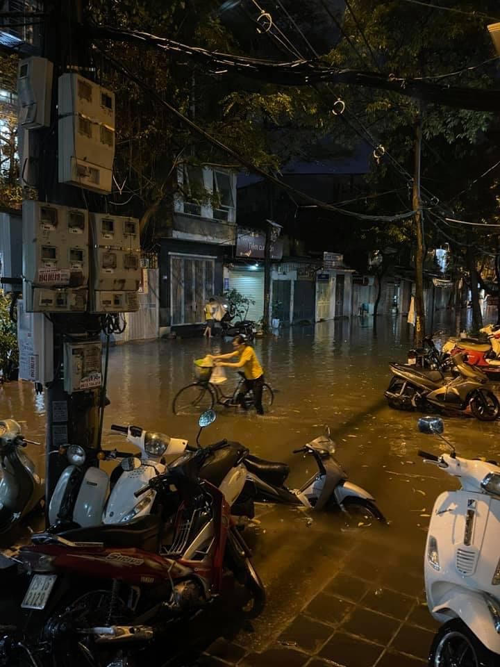 Hà Nội ngập thành “sông” sau trận mưa lớn