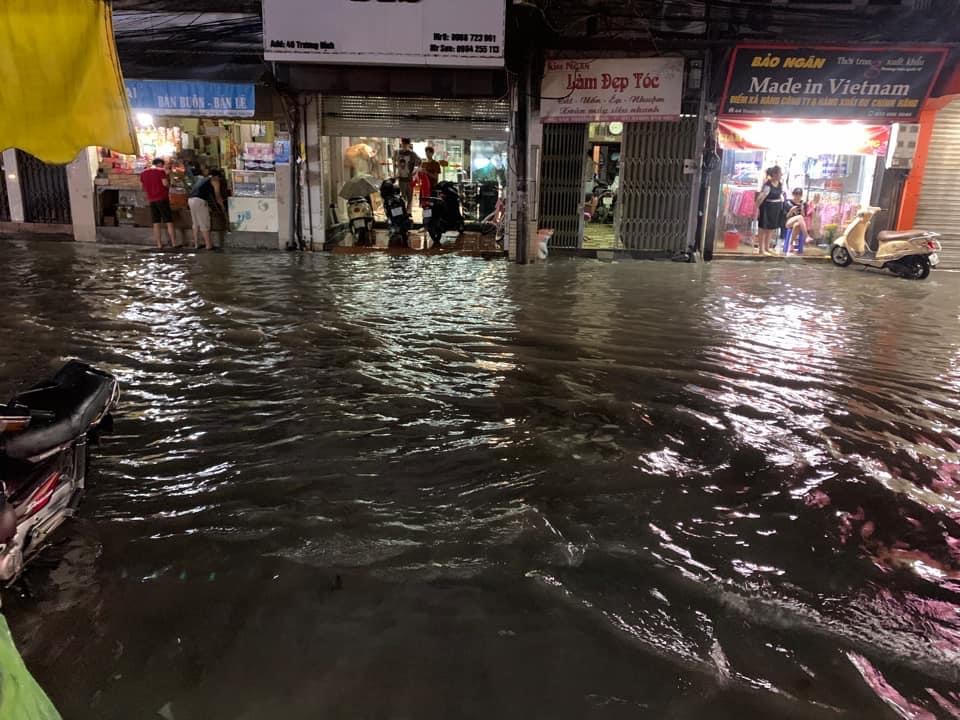 Hà Nội ngập thành “sông” sau trận mưa lớn