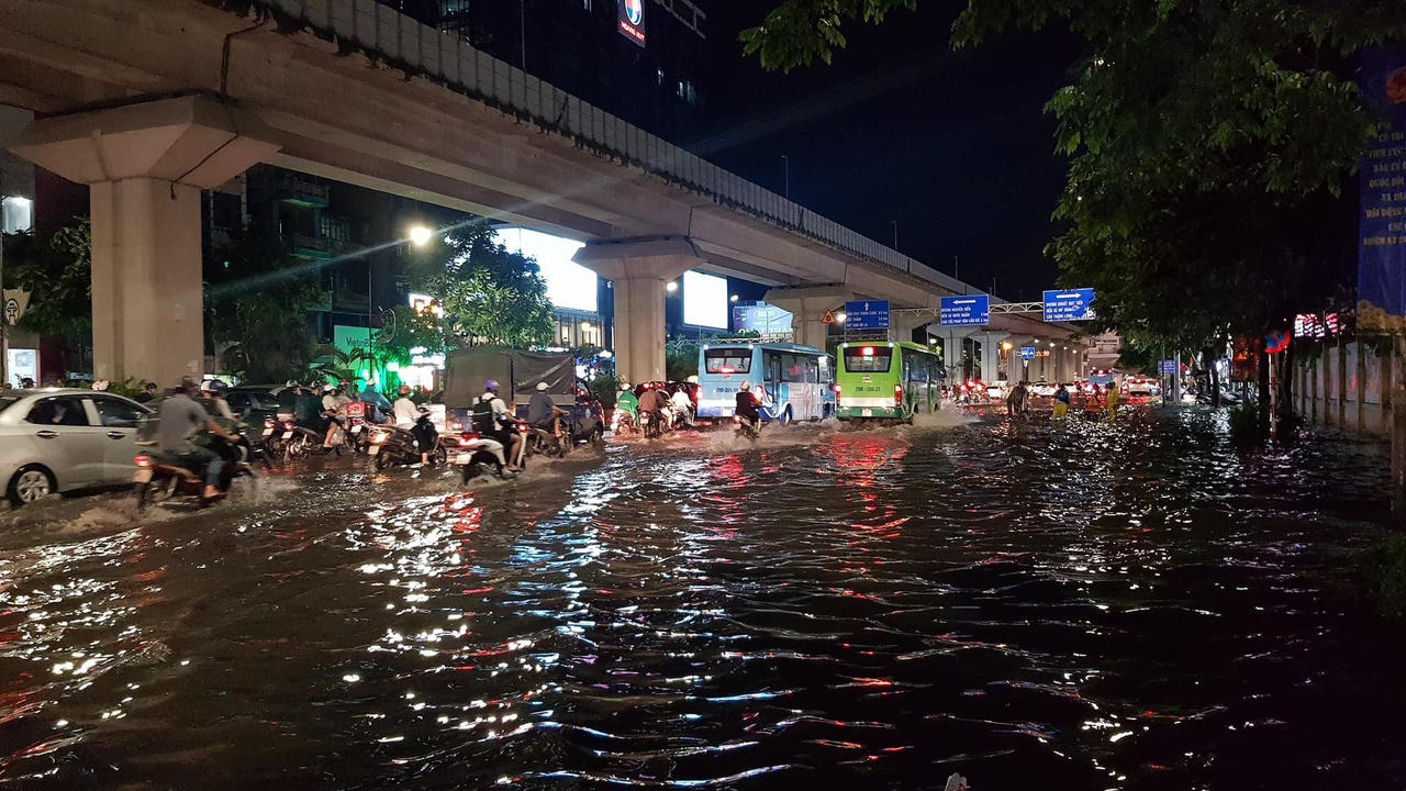 Hà Nội ngập thành “sông” sau trận mưa lớn