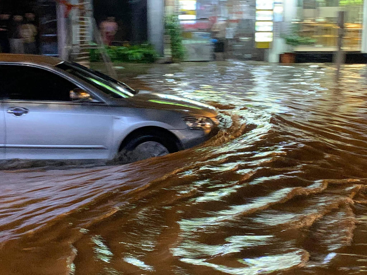 Hà Nội ngập thành “sông” sau trận mưa lớn