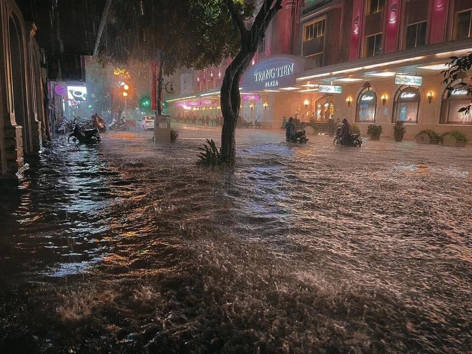 Hà Nội ngập thành “sông” sau trận mưa lớn