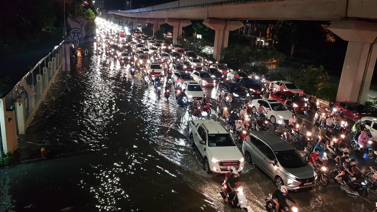 Hà Nội ngập thành “sông” sau trận mưa lớn