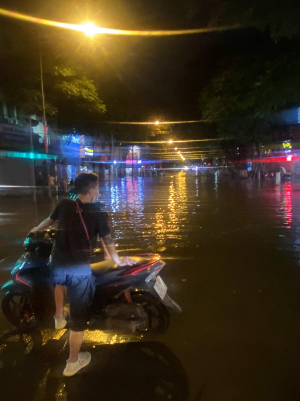 Hà Nội ngập thành “sông” sau trận mưa lớn