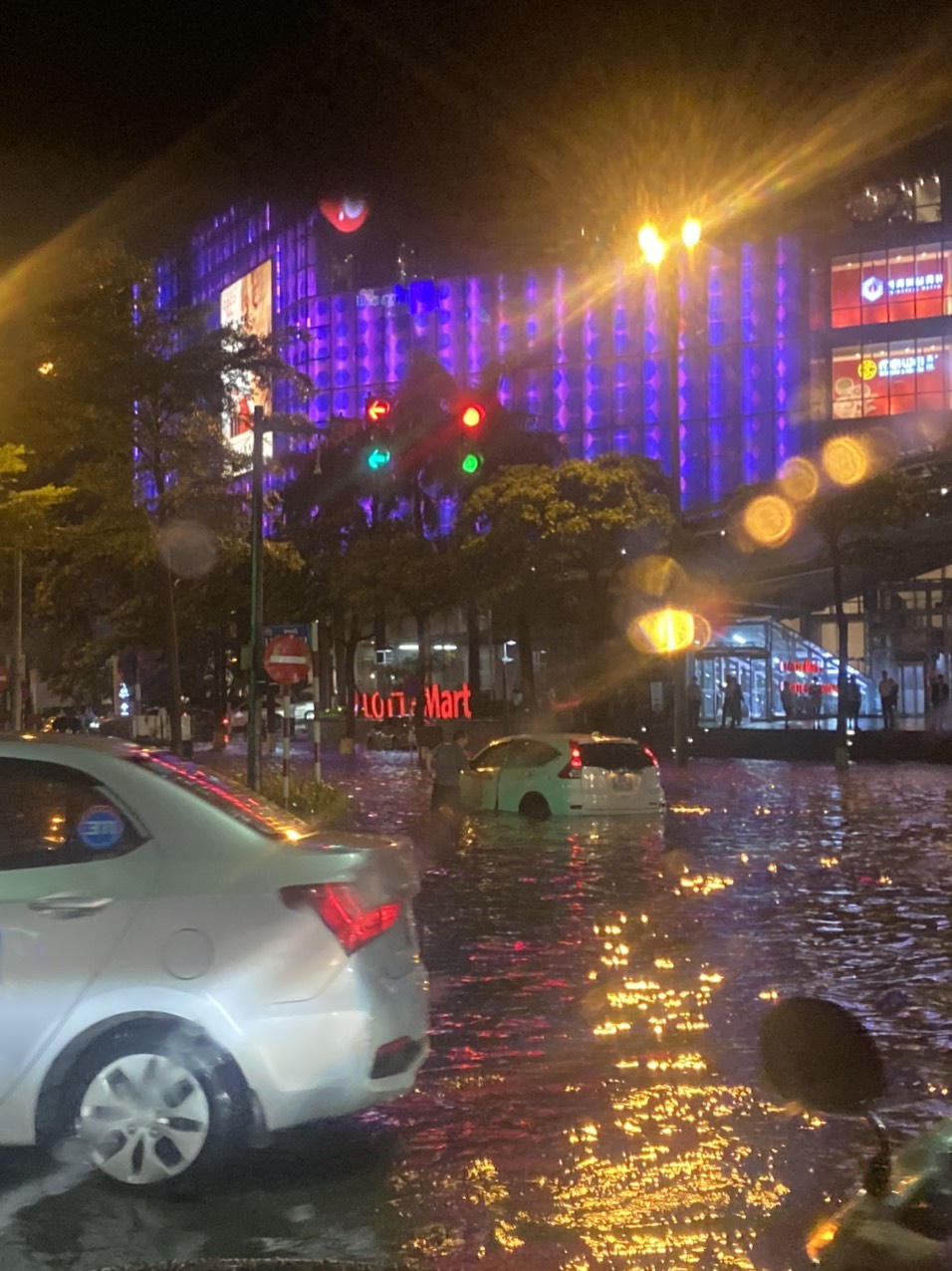 Hà Nội ngập thành “sông” sau trận mưa lớn