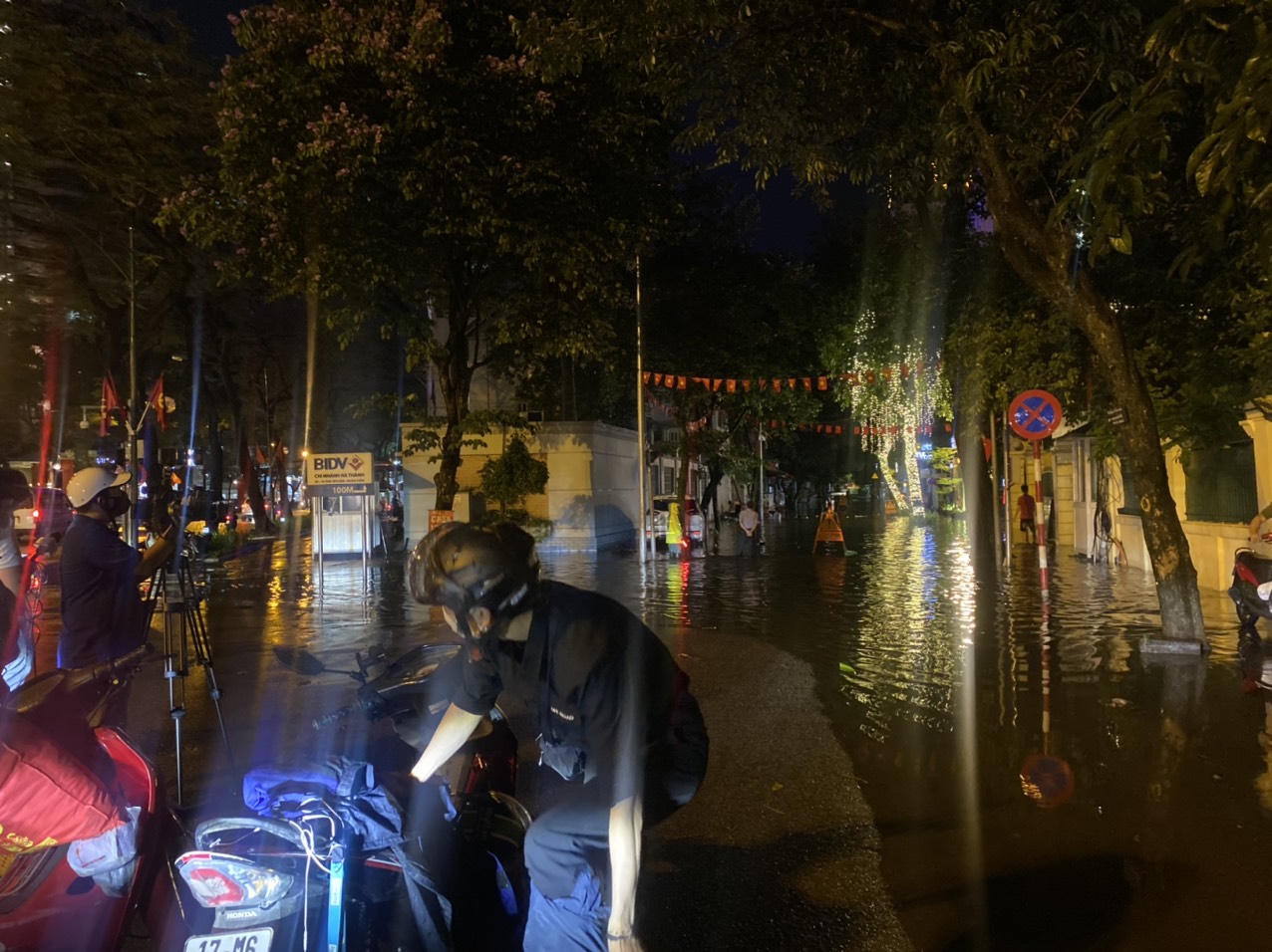 Hà Nội ngập thành “sông” sau trận mưa lớn