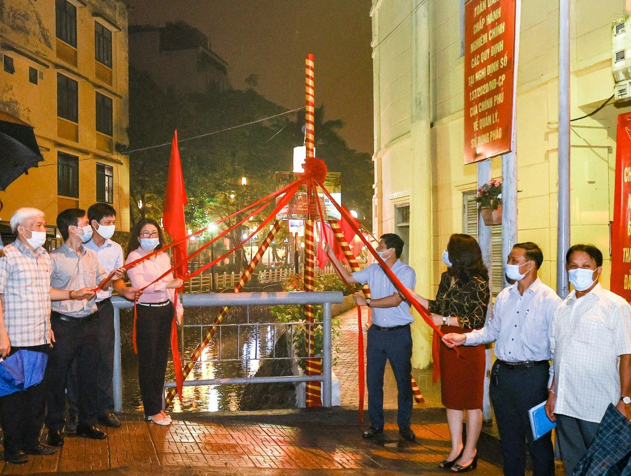 Ngỡ ngàng 'mương thối' hồ Trúc Bạch 'khoác áo' mới rực rỡ