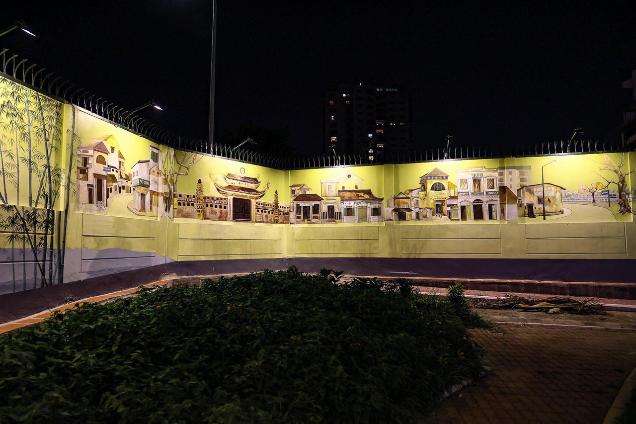 Ngỡ ngàng 'mương thối' hồ Trúc Bạch 'khoác áo' mới rực rỡ