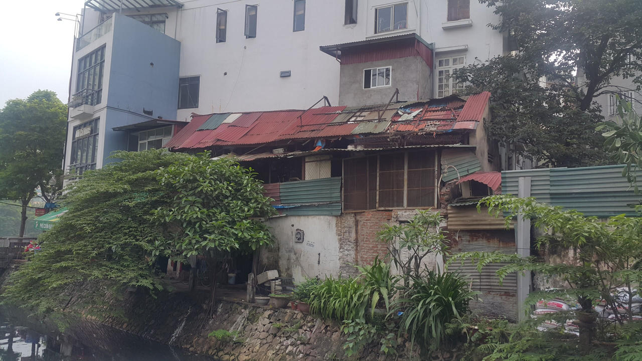 Ngỡ ngàng 'mương thối' hồ Trúc Bạch 'khoác áo' mới rực rỡ