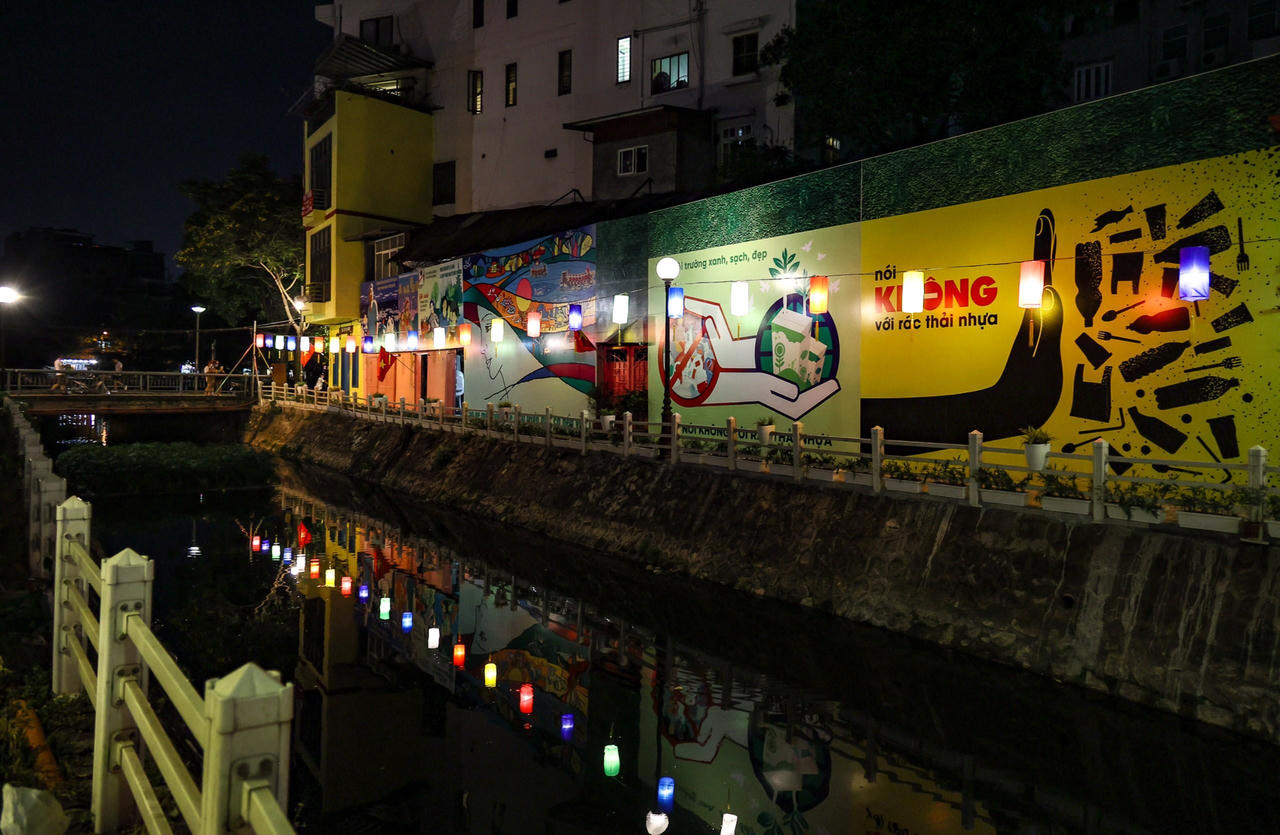 Ngỡ ngàng 'mương thối' hồ Trúc Bạch 'khoác áo' mới rực rỡ