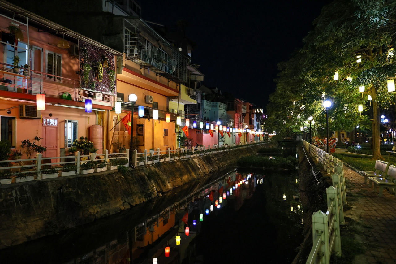 Ngỡ ngàng 'mương thối' hồ Trúc Bạch 'khoác áo' mới rực rỡ