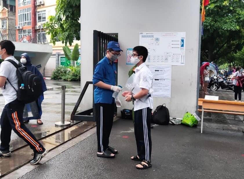 Bóng áo xanh tình nguyện tiếp sức mùa thi