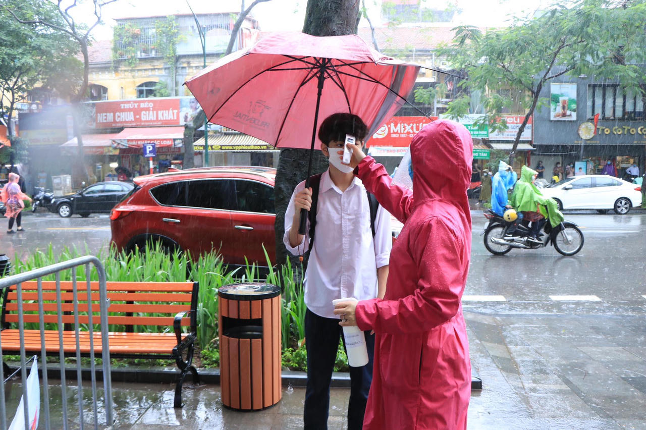 Xúc động hình ảnh các em học sinh ướt như "chuột" đến trường thi