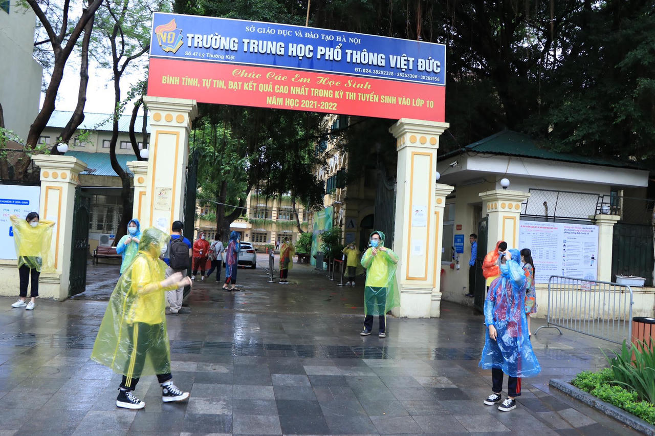 Xúc động hình ảnh các em học sinh ướt như "chuột" đến trường thi