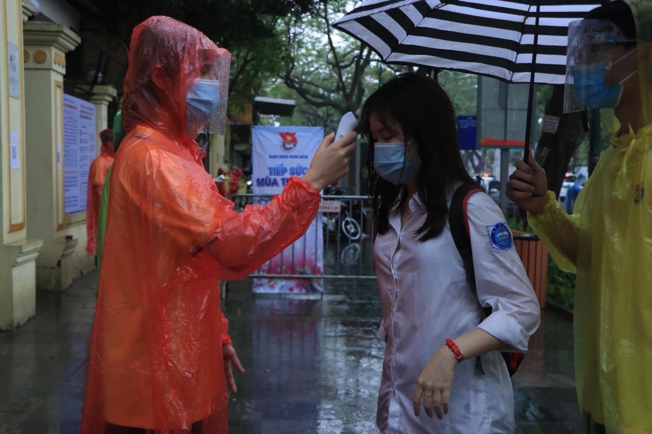 Xúc động hình ảnh các em học sinh ướt như "chuột" đến trường thi