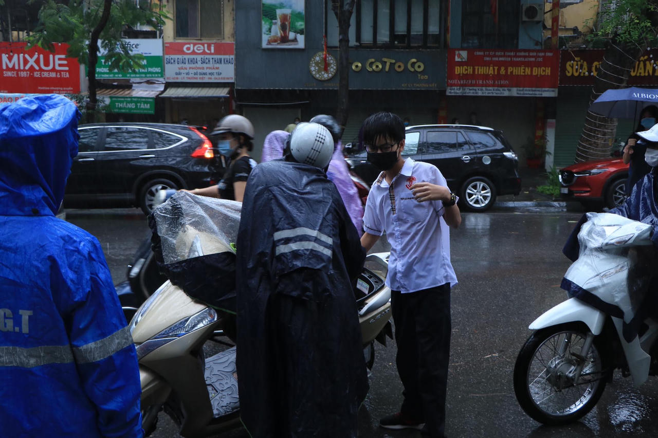 Xúc động hình ảnh các em học sinh ướt như "chuột" đến trường thi