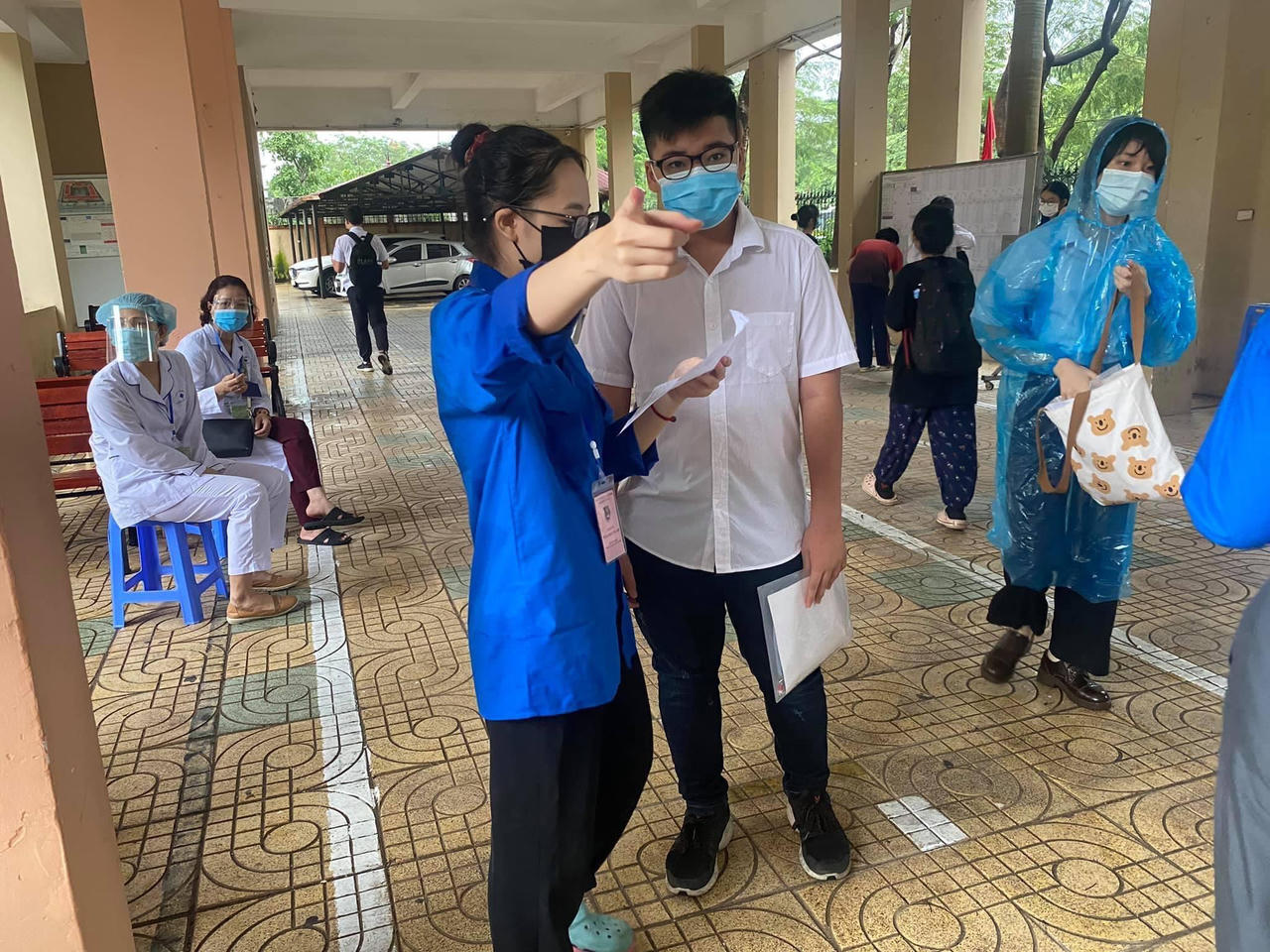 Bóng áo xanh tình nguyện tiếp sức mùa thi