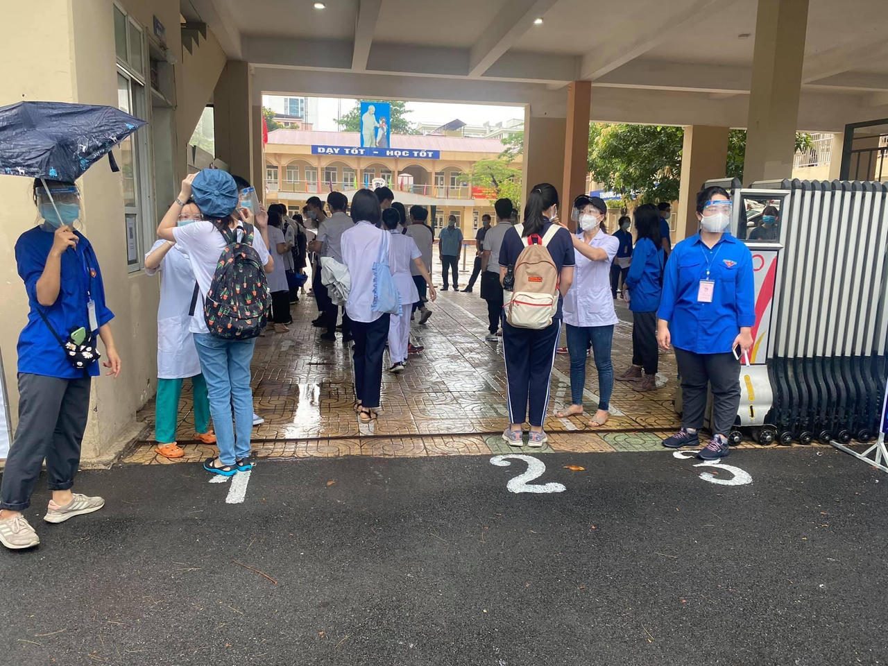 Bóng áo xanh tình nguyện tiếp sức mùa thi