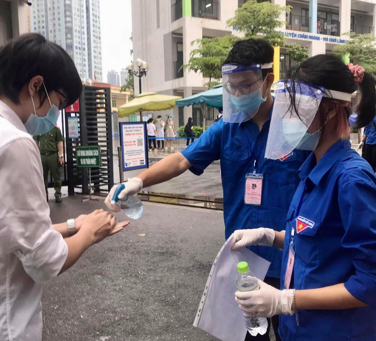 Bóng áo xanh tình nguyện tiếp sức mùa thi