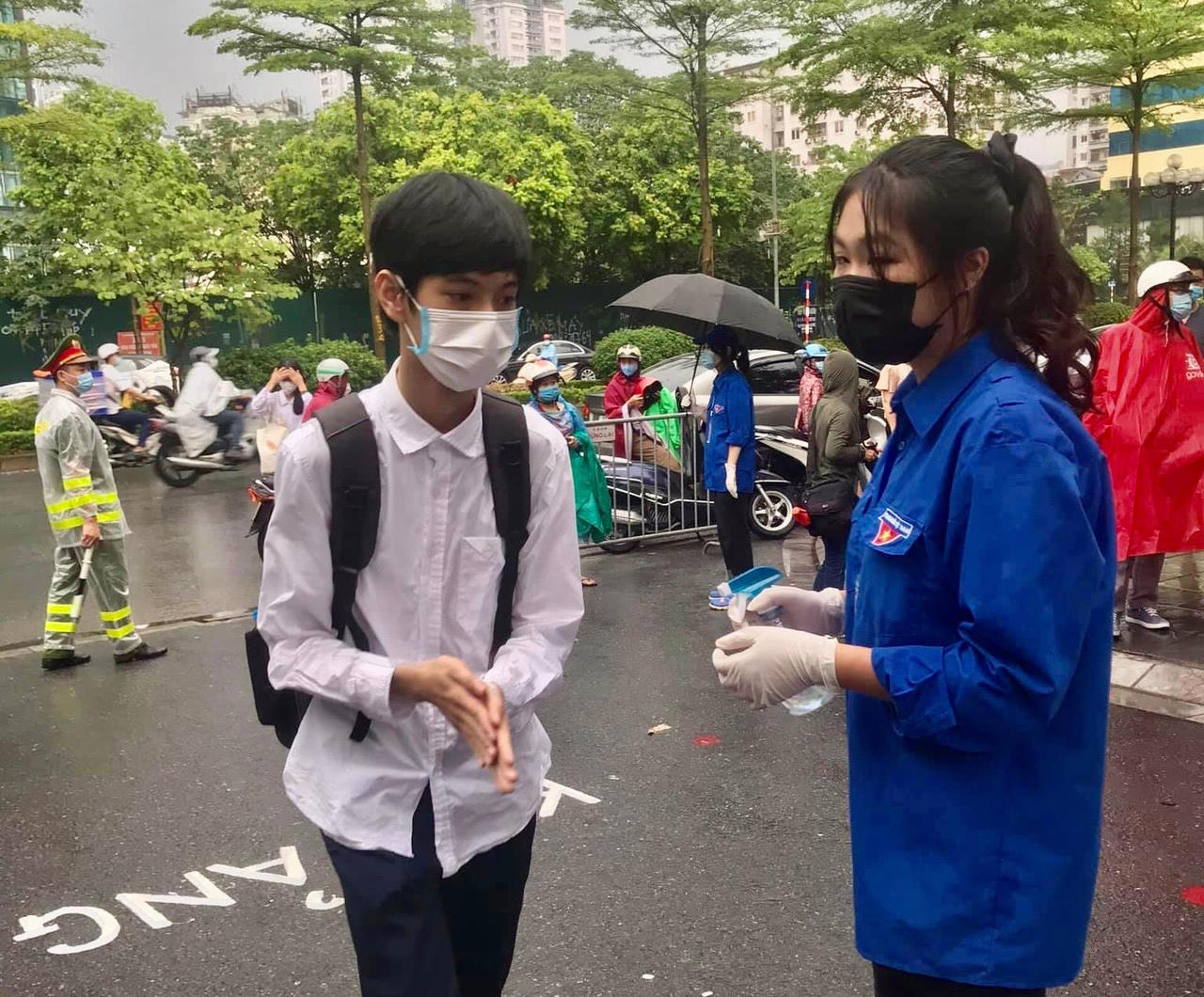 Bóng áo xanh tình nguyện tiếp sức mùa thi