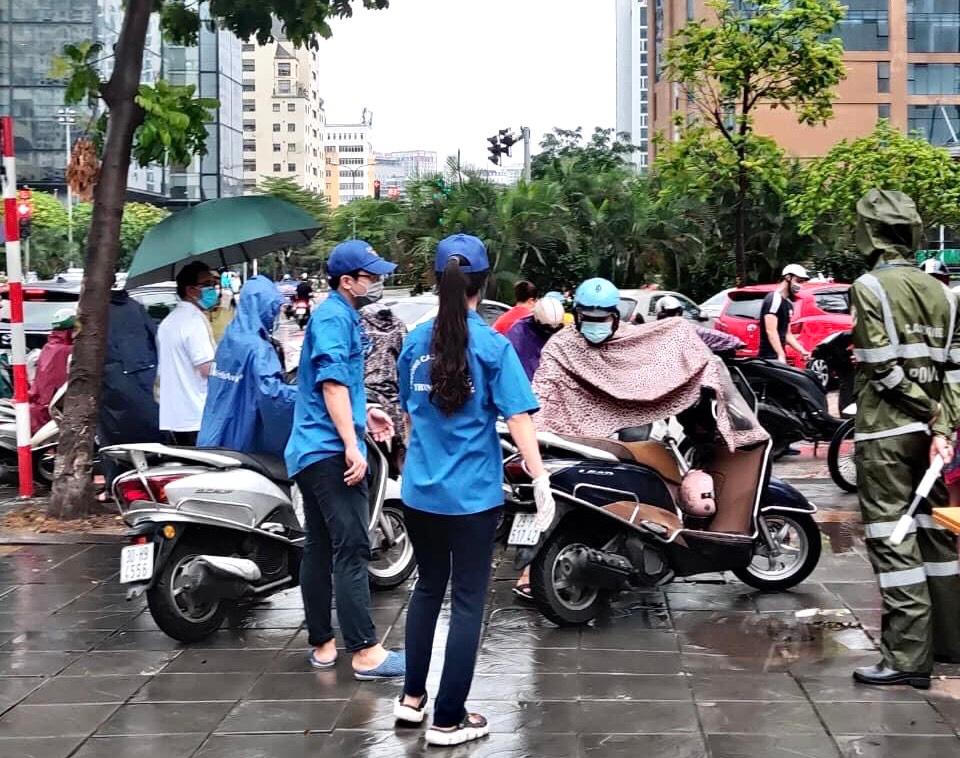 Bóng áo xanh tình nguyện tiếp sức mùa thi