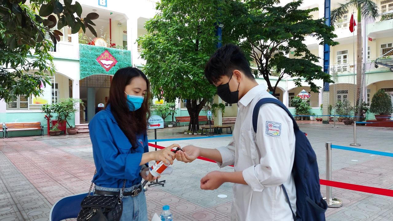 “Bình tĩnh tự tin thi tốt con nhé” 