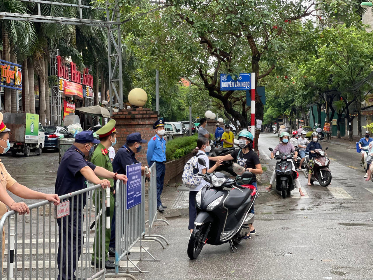 “Bình tĩnh tự tin thi tốt con nhé” 