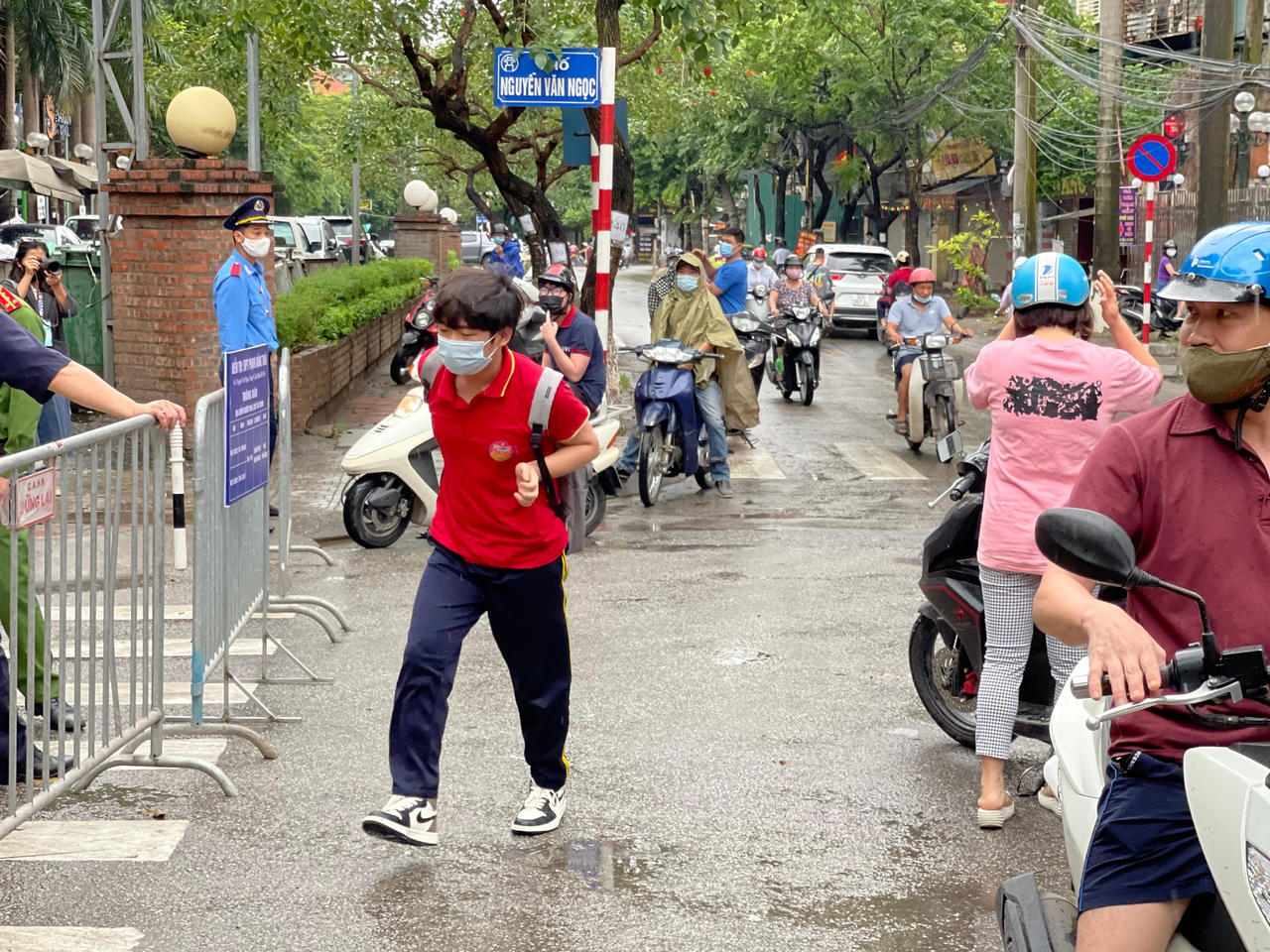 “Bình tĩnh tự tin thi tốt con nhé” 