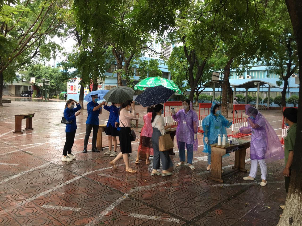 “Bình tĩnh tự tin thi tốt con nhé” 