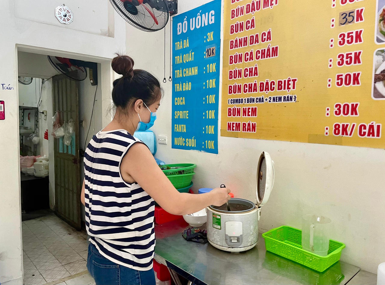 Hà Nội: Hàng quán lao đao, thấp thỏm chờ ngày mở bán trở lại