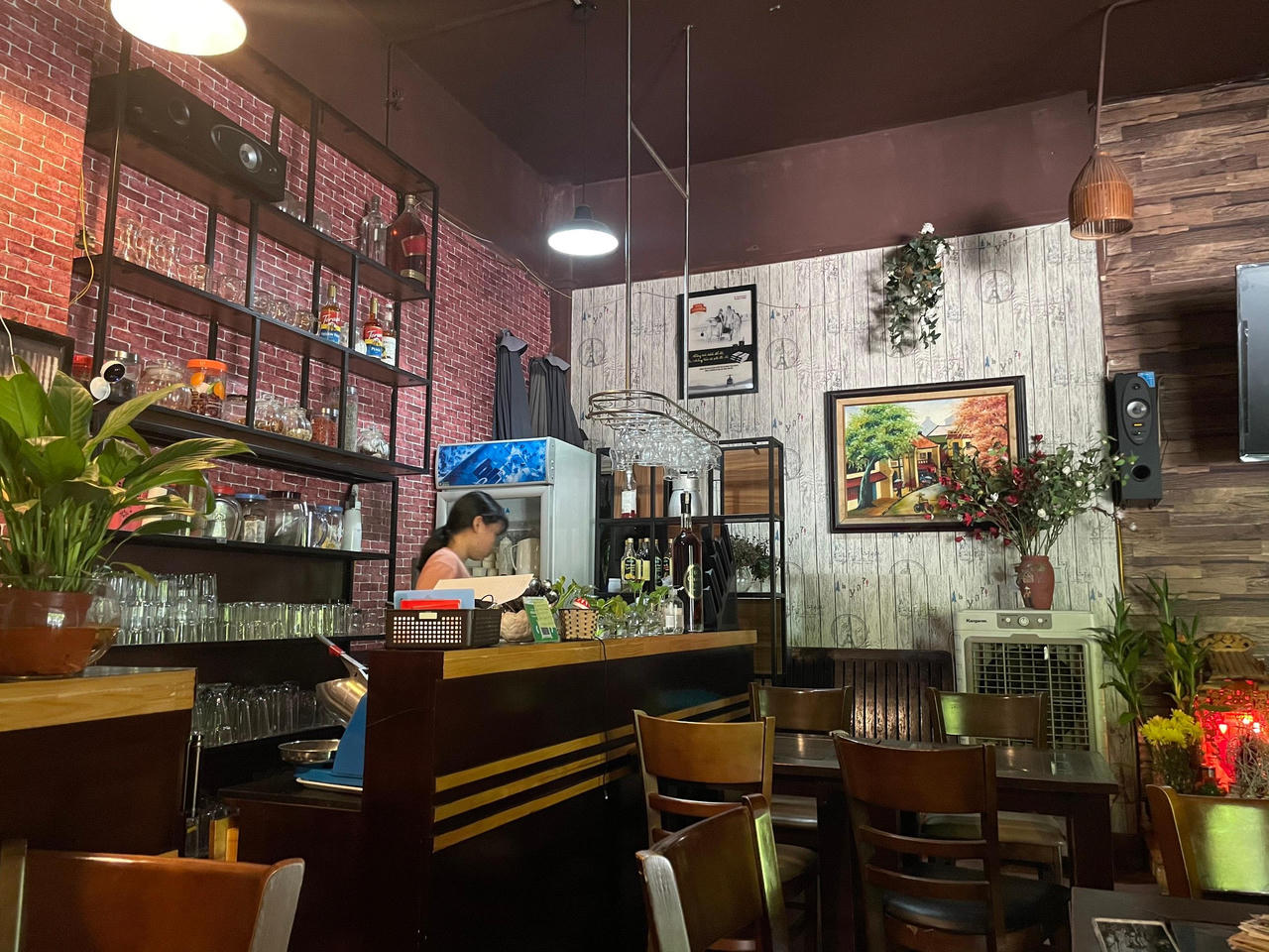 Hà Nội: Hàng quán lao đao, thấp thỏm chờ ngày mở bán trở lại