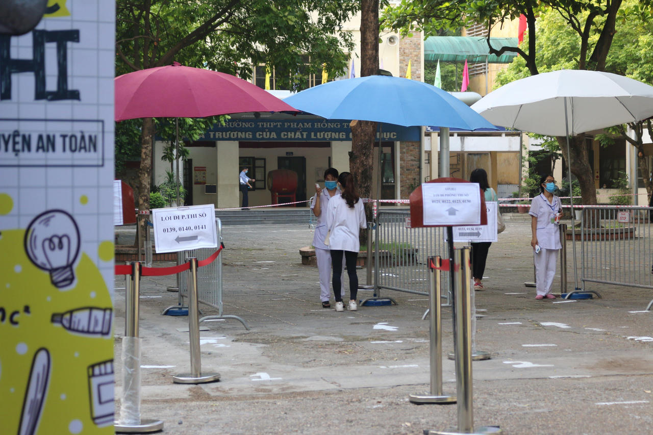 Phụ huynh Hà Nội đội nắng ngóng con thi tốt nghiệp THPT