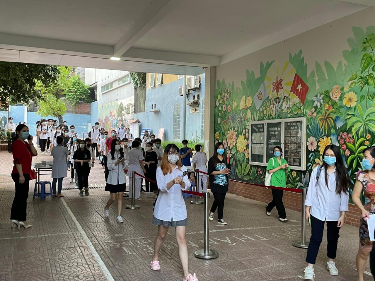 Phụ huynh Hà Nội đội nắng ngóng con thi tốt nghiệp THPT