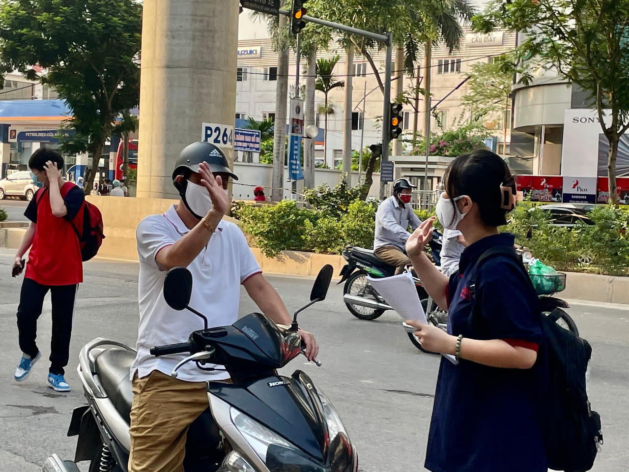 Phụ huynh Hà Nội đội nắng ngóng con thi tốt nghiệp THPT