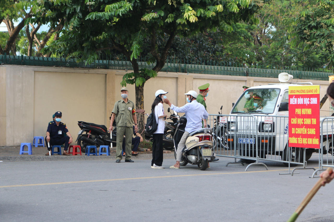 Phụ huynh Hà Nội đội nắng ngóng con thi tốt nghiệp THPT