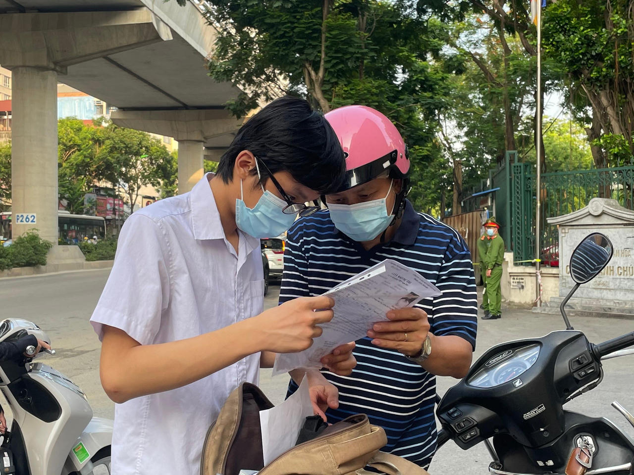 Phụ huynh Hà Nội đội nắng ngóng con thi tốt nghiệp THPT