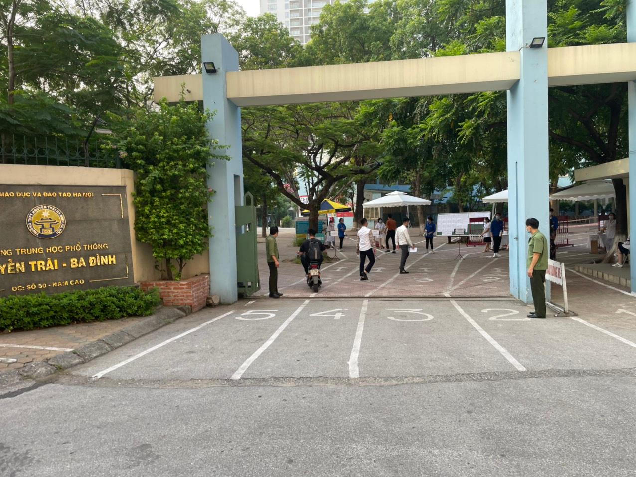 Phụ huynh Hà Nội đội nắng ngóng con thi tốt nghiệp THPT