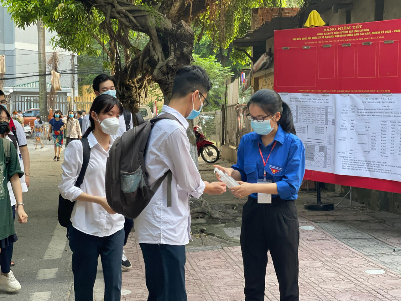 Phụ huynh Hà Nội đội nắng ngóng con thi tốt nghiệp THPT