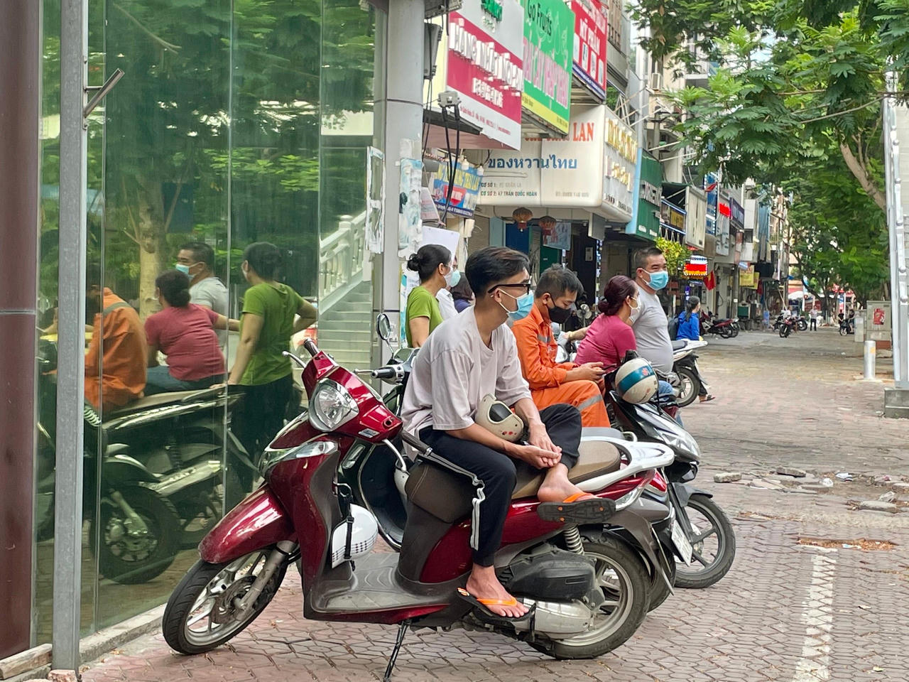 Phụ huynh Hà Nội đội nắng ngóng con thi tốt nghiệp THPT