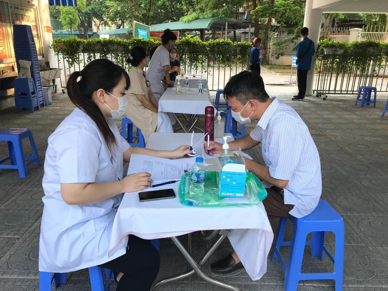 Phụ huynh Hà Nội đội nắng ngóng con thi tốt nghiệp THPT