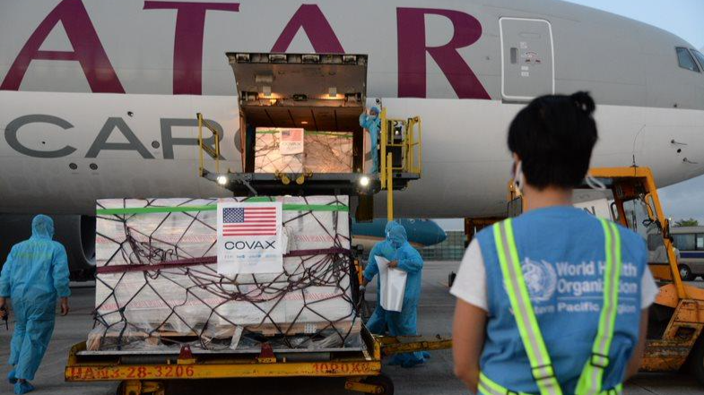 Hơn 2 triệu liều vaccine phòng COVID-19 do Mỹ hỗ trợ về đến Việt Nam