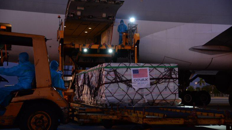 Hơn 2 triệu liều vaccine phòng COVID-19 do Mỹ hỗ trợ về đến Việt Nam
