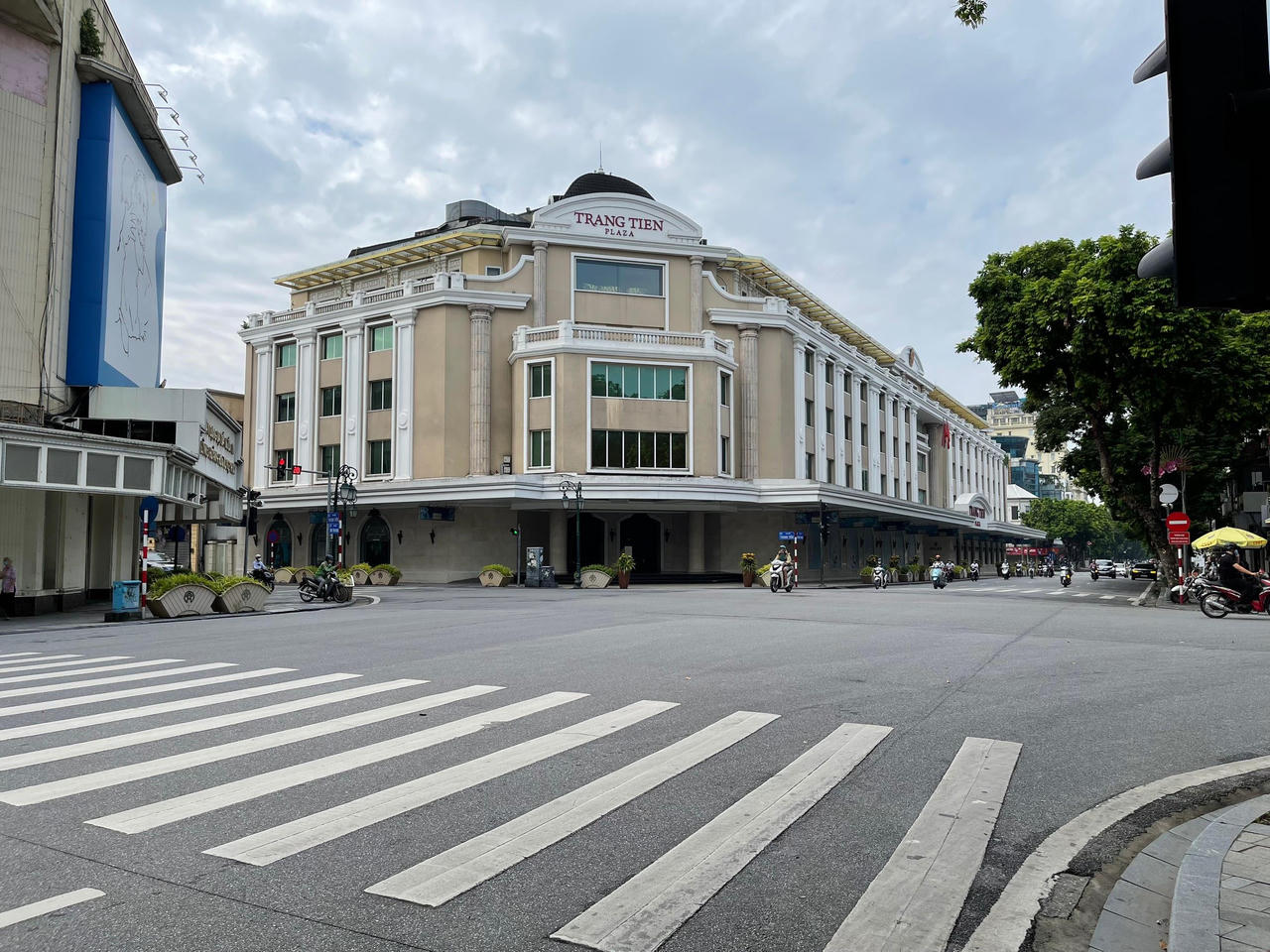 Hà Nội trong ngày đầu giãn cách: Chỗ vắng vẻ, nơi đông đúc