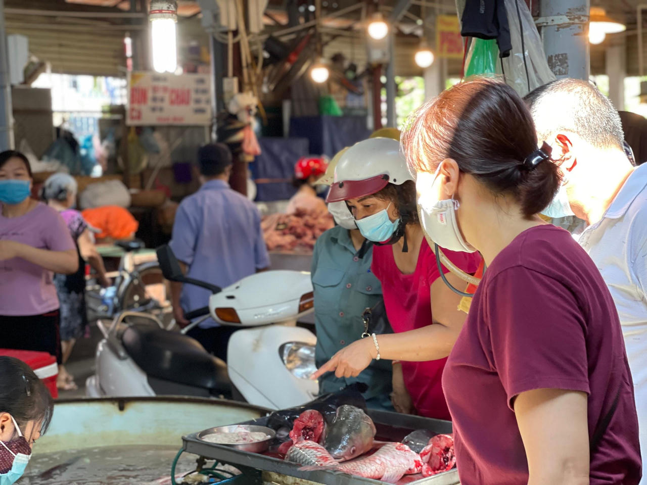 Hà Nội trong ngày đầu giãn cách: Chỗ vắng vẻ, nơi đông đúc