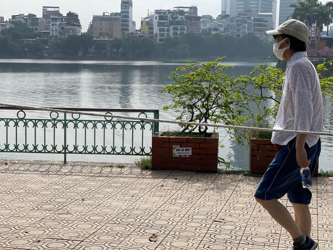 Hà Nội: Nhiều người vô tư đạp xe, chạy bộ, đi thể dục như chưa hề giãn cách xã hội 