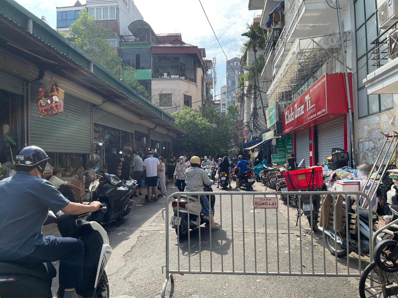 Hà Nội trong ngày đầu giãn cách: Chỗ vắng vẻ, nơi đông đúc
