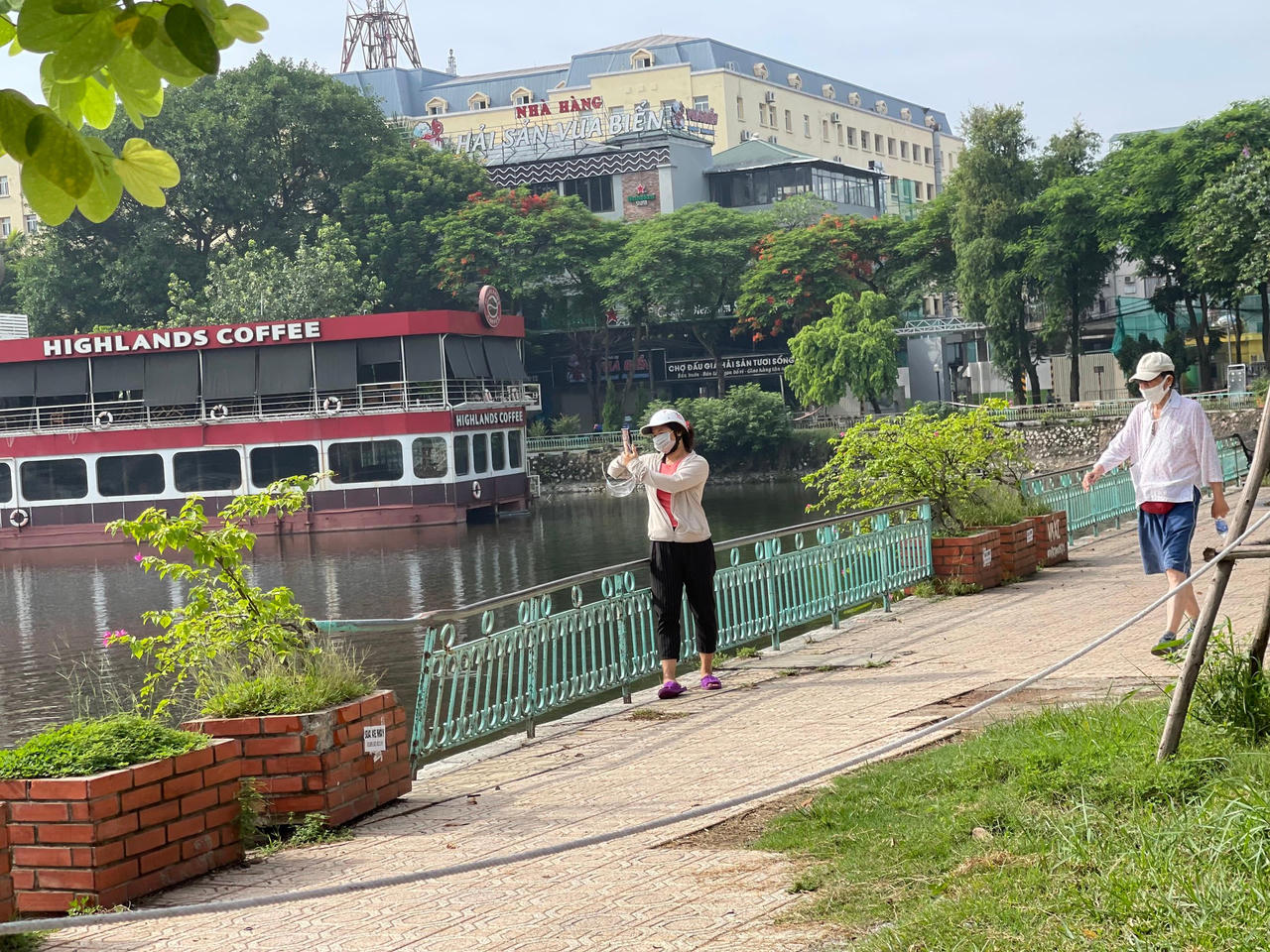 Hà Nội: Nhiều người vô tư đạp xe, chạy bộ, đi thể dục như chưa hề giãn cách xã hội 