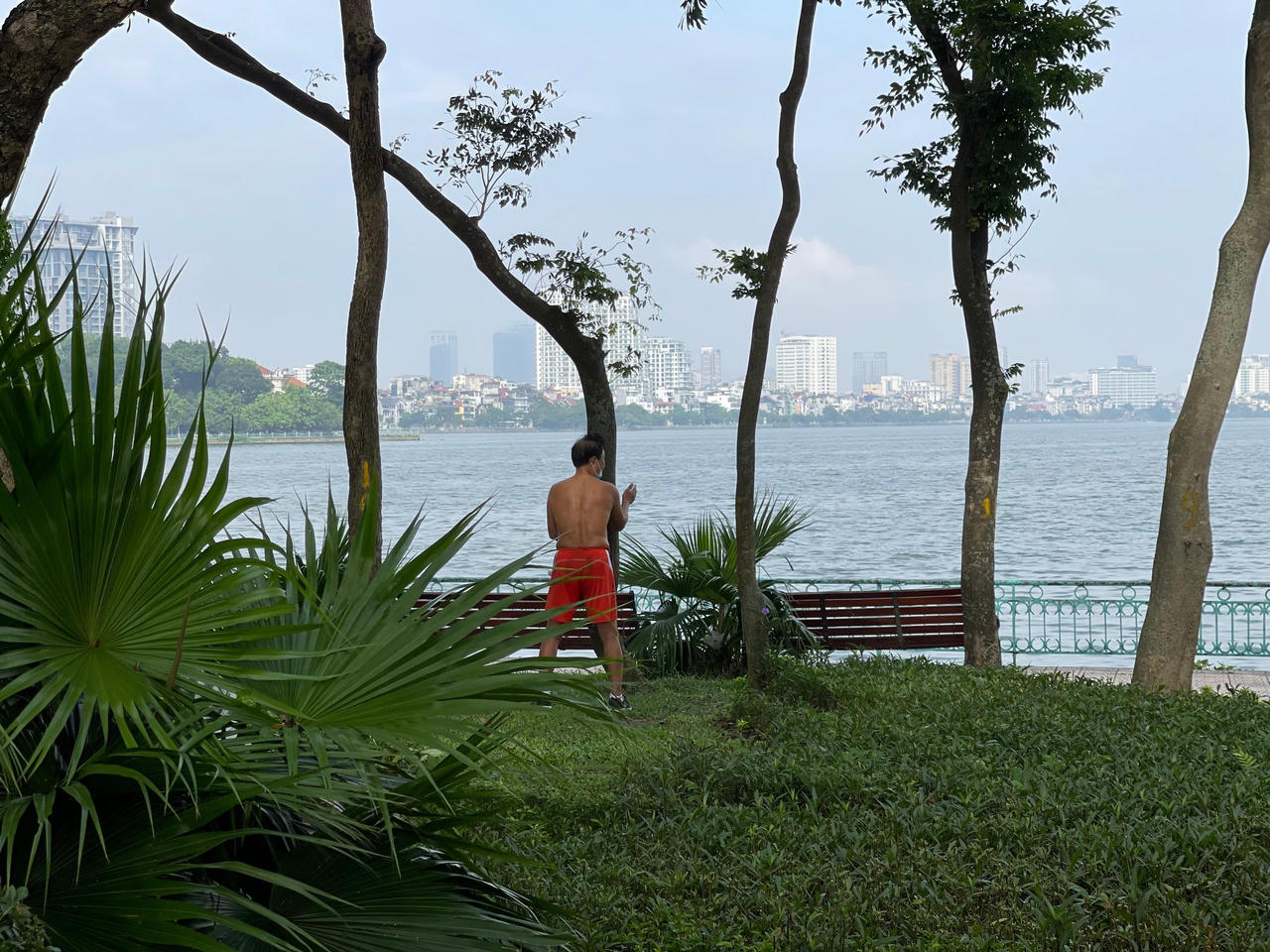 Hà Nội: Nhiều người vô tư đạp xe, chạy bộ, đi thể dục như chưa hề giãn cách xã hội 