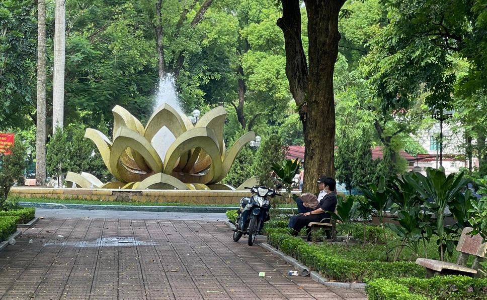 Hà Nội: Nhiều người vô tư đạp xe, chạy bộ, đi thể dục như chưa hề giãn cách xã hội 