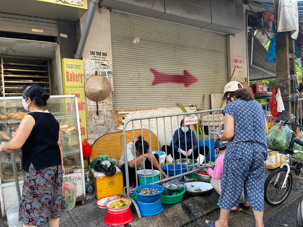 Hà Nội trong ngày đầu giãn cách: Chỗ vắng vẻ, nơi đông đúc