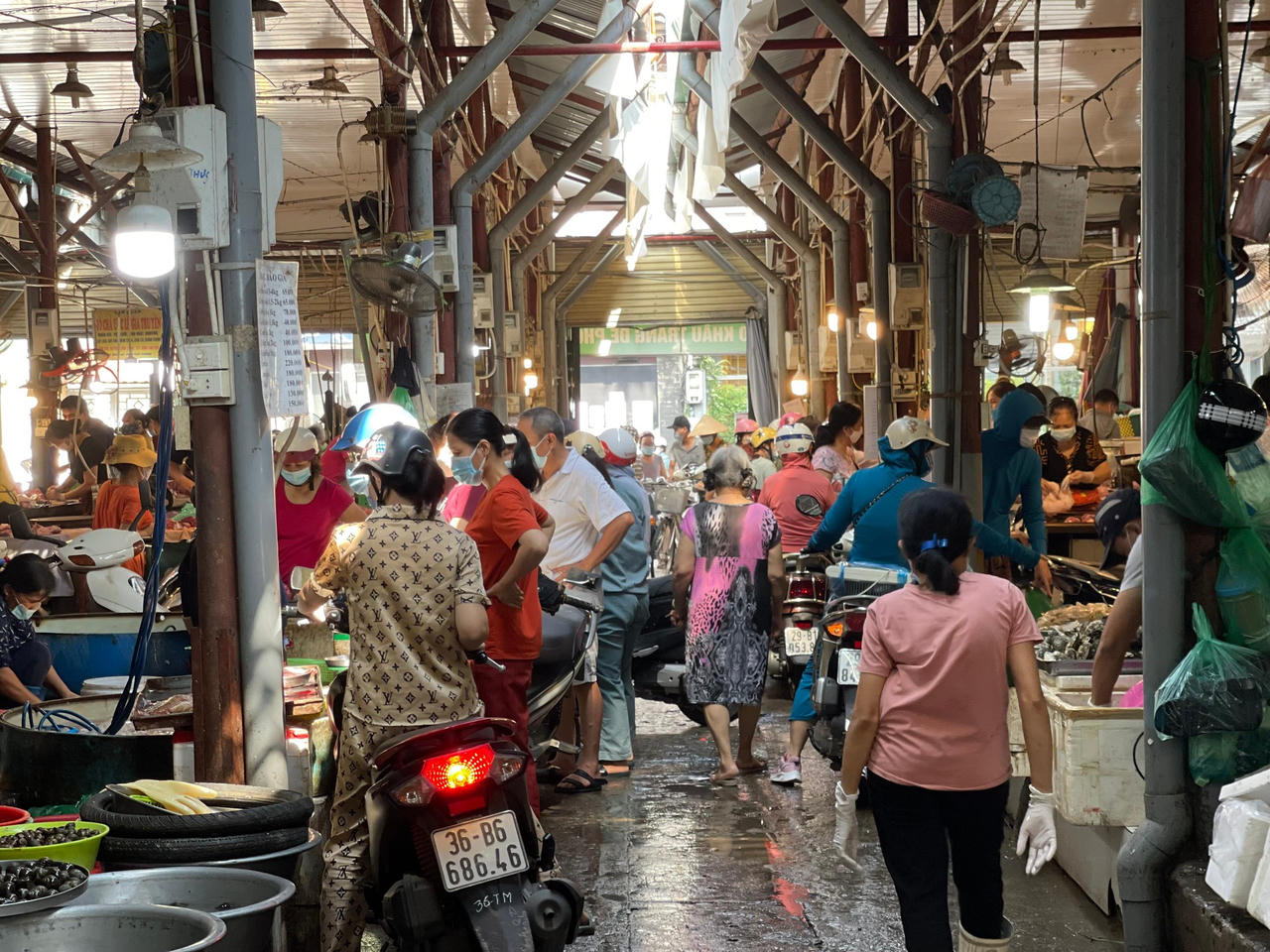 Hà Nội trong ngày đầu giãn cách: Chỗ vắng vẻ, nơi đông đúc